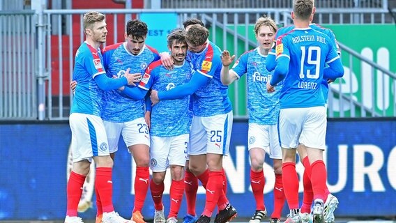 Jubel bei den Fußballern von Holstein Kiel. © Witters 