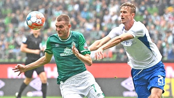 Marvin Ducksch (l.) von Werder Bremen im Duell mit Thomas Meißner vom FC Hansa Rostock © IMAGO / Nordphoto 