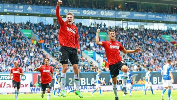 Maximilian Beier (Mitte) jubelt über sein Tor gegen Hansa Rostock © Imago / Jan huebner 