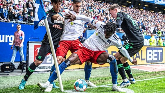 Zweikampf zwischen Spielern des HSV und Hannover 96 © Witters 
