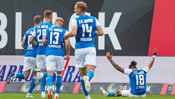 Juan José Pera vom FC Hansa Rostock feiert mit seinen Mitspielern. © picture alliance / dpa 