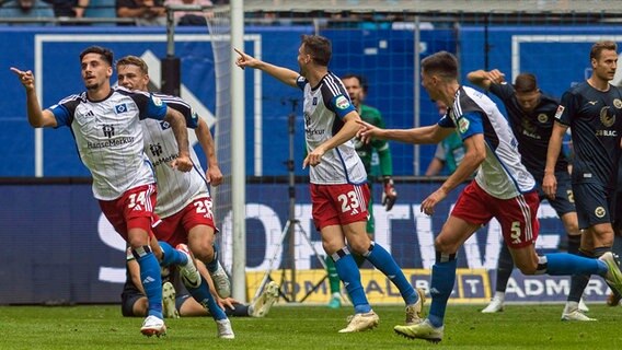 Hamburgs Ludovit Reis (l.) bejubelt mit seinen HSV-Teamkollegen einen Treffer. © Imgo Images 