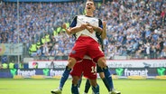 Hamburgs Laszlo Benes bejubelt mit HSV-Teamkollege Ludovit Reis (Nr. 14) einen Treffer. © picture alliance / dpa 