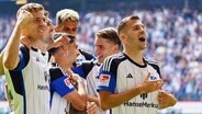Hamburgs Laszlo Benes (r.) bejubelt mit seinen HSV-Teamkollegen einen Treffer. © picture alliance / dpa 