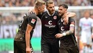 Hauke Wahl (l.), Lars Ritzka (Mitte) und Marcel Hartel, Spieler des FC St. Pauli, jubeln. © Imago Images 