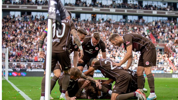 Die Spieler des FC St. Pauli jubeln. © picture alliance / dpa 