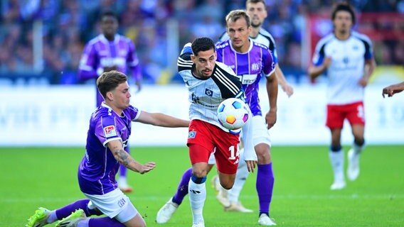 Ludovit Reis (HSV, 2. v. l.) ) zieht am Osnabrücker Florian Kleinhansl vorbei. © witters Foto: Leonie Horky