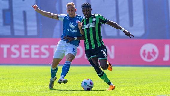 Hansa Rostocks Kai Pröger (l.) im Zweikampf mit Derrick Köhn von Hannover 96 © IMAGO/Fotostand Foto: Voelker