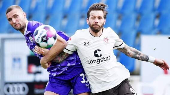 Timo Beermann (l.) vom VfL Osnabrück im Duell mit Guido Burgstaller vom FC St. Pauli © Witters Foto: Leonie Horky