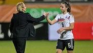 Fußball-Bundestrainerin Martina Voss-Tecklenburg (l.) und Nationalspielerin Lena Oberdorf © picture alliance / BEAUTIFUL SPORTS/Wunderl | BEAUTIFUL SPORTS/Wunderl 