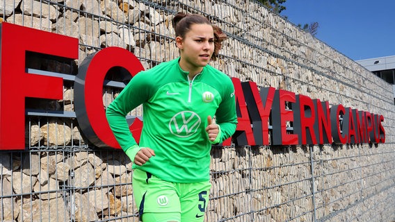 Lena Oberdorf im Wolfsburg-Trikot vor einem Schriftzug FC Bayern Campus © picture alliance / Wagner | Ulrich Wagner 