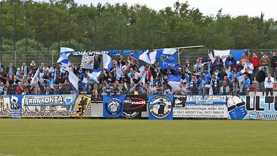 Fans im Stadion des FC Oberneuland in Bremen © imago sportfotodienst 