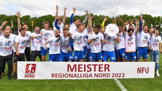 Oldenburgs Spieler feiern die Meisterschaft in der Regionalliga Nord. © IMAGO / Nordphoto 