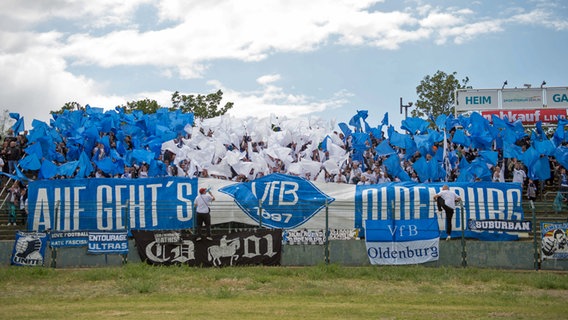 Die Fans des VfB Oldenburg © IMAGO / nordphoto 