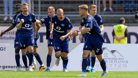 Jubel bei den Fußballern des VfB Oldenburg nach dem 1:1 gegen Meppen. © IMAGO / Werner Scholz 