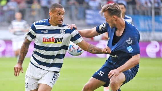 Oliver Steurer (r.) vom VfB Oldenburg im Duell mit Chinedu Ekene vom MSV Duisburg © IMAGO / Team 2 