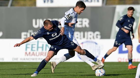 Julian Riedel (Mannheim) im Zweikampf gegen Max Wegner (VfB Oldenburg) © IMAGO / osnapix 