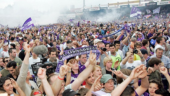 Tausende Fans feiern den Aufstieg des VfL Osnabrück © hoch zwei 