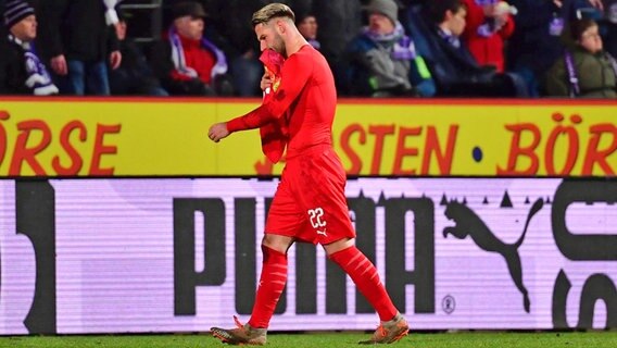 Torhüter Philipp Kühn vom VfL Osnabrück verlässt nach seiner Gelb-Roten Karte gegen Sandhausen den Platz © imago images / Revierfoto 