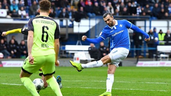 Serdar Dursun (Darmstadt 98) beim Torschuss © imago images/Jan Huebner 