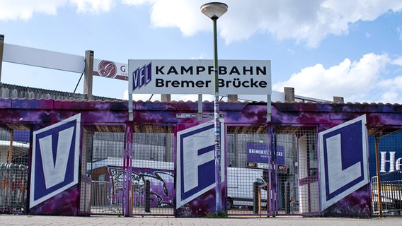 Stadioneingang der Spielstätte des VfL Osnabrück an der Bremer Brücke © imago images / Noah Wedel 