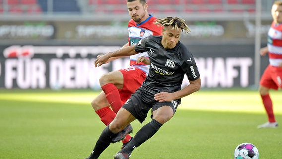 Etienne Amenyido (r.) vom VfL Osnabrück im Duell mit Marnon Busch vom 1. FC Heidenheim © imago images / Jan Huebner 
