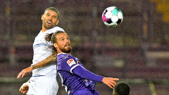 Christian Santos vom VfL Osnabrück (r.) im Kopfballduell © imago images/Jan Huebner Foto: Florian Ulrich