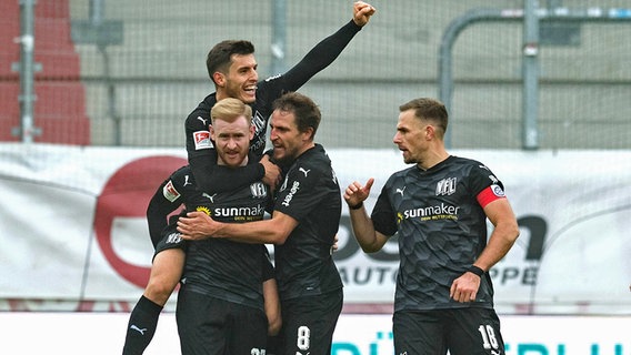 Jubel bei den Fußballern des VfL Osnabrück © imago images / Passion2Press 