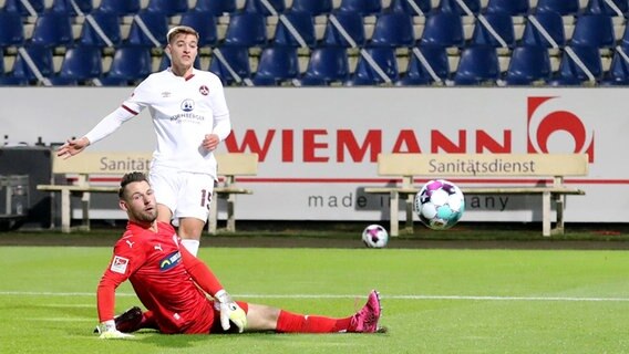 Fabian Nürnberger (l) vom 1. FC Nürnberg überwindet Keeper Philipp Kühn vom VfL Osnabrück zum 2:0 © imago images / Zink 