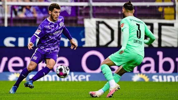 Osnabrücks Bashkim Ajdini (l.) versucht, Sandhausens Diego Contento zu umspielen. © IMAGO / Revierfoto 