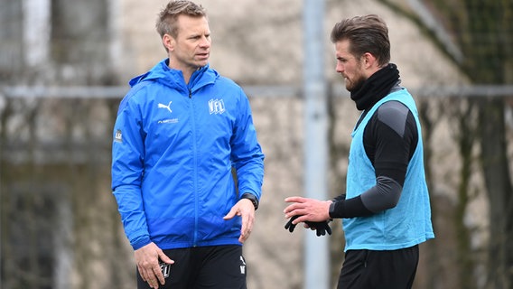 Osnabrücks Trainer Markus Feldhoff (l.) spricht mit Chrstian Santos. © picture alliance Foto: Nico Paetzel