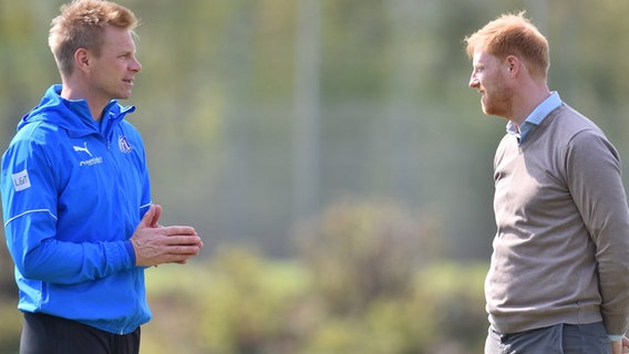 Osnabrücks Trainer Markus Feldhoff (l.) mit Geschäftsführer Benjamin Schmedes © IMAGO / osnapix 
