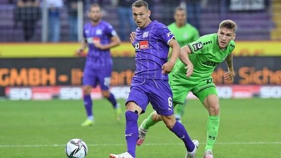 Osnabrücks Sven Köhler (l.) versucht, Duisburgs Niclas Stierlin zu entkommen. © IMAGO / Revierfoto 