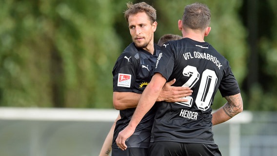 Die Osnabrücker Fußballprofis Marc Heider (r.) und Ulrich Taffertshofer. © IMAGO / osnapix 