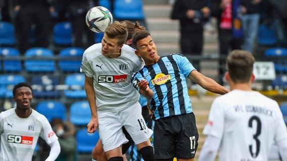 Kopfballduell zwischen Osnabrücks Lukas Kunze (l.) und Mannheims Marcel Costly. © IMAGO / HMB-Media 