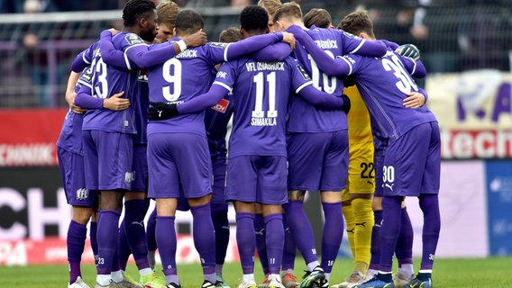 Die Mannschaft des VfL Osnabrück bildet einen Kreis. © IMAGO / pmk 