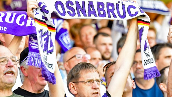Ein Fan des VfL Osnabrück © IMAGO / PaetzelPress 
