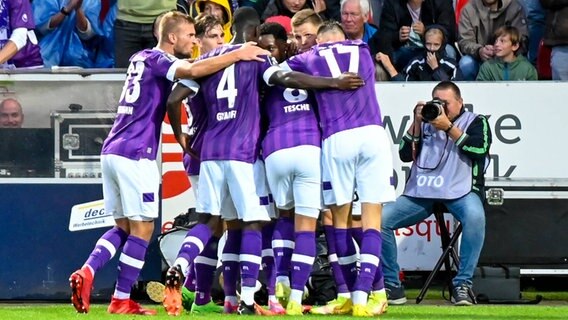 Die Spieler des VfL Osnabrück jubeln © IMAGO / Markus Endberg 