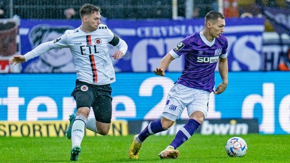 Osnabrücks Sven Köhler (r.) behauptet den Ball gegen einen Gegenspieler. © picture alliance / Eibner-Pressefoto Foto: Bahho Kara