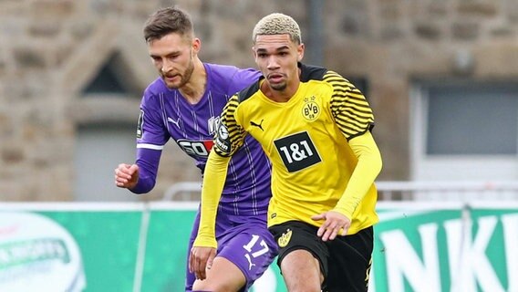 Osnabrücks Felix Higkl (l.) verfolgt Dortmunds Justin Nijinmah. © IMAGO / Thomas Bielefeld 