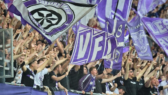 Fans des VfL Osnabrück beim Auswärtsspiel gegen Verl in Paderborn. © IMAGO / osnapix 