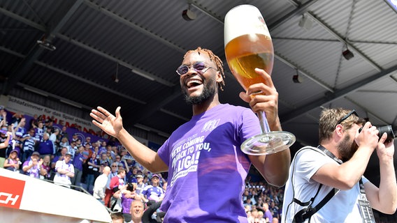 Ba-Muaka Simakala vom VfL Osnabrück feiert den Aufstieg in die Zweite Liga © picture alliance / osnapix | Titgemeyer 