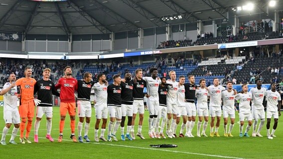 Das Team des VfL Osnabrück feiert in Paderborn © IMAGO / Ulrich Hufnagel 