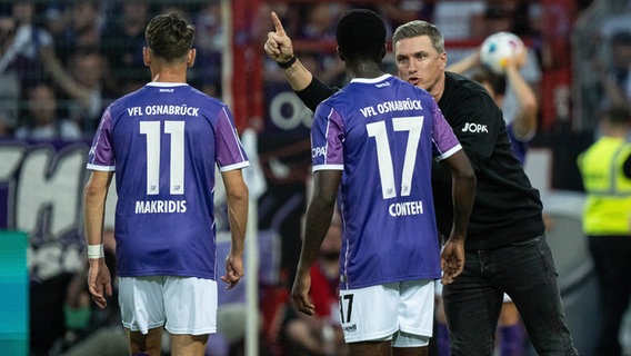 Osnabrücks Trainer Tobias Schweinsteiger (r.) gibt dem Spieler Christian Conteh (M.) Anweisungen. © IMAGO / Nordphoto 