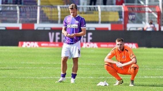 Enttäuschung bei den Osnabrücker Fußballern Henry Rorig (l.) und Lennart Grill. © IMAGO / osnapix 