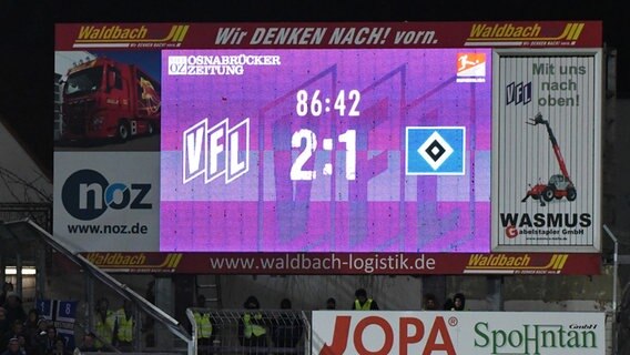 Anzeigetafel im Stadion an der Bremer Brücke des VfL Osnabrück während des Duells mit dem Hamburger SV (Foto aus dem Jahr 2019) © IMAGO / Nordphoto 
