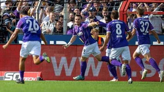 Osnabrücks Spieler bejubeln einen Treffer. © picture alliance / dpa 