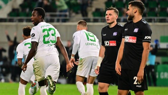 VfL Osnabrück Erik Engelhardt (9, VfL Osnabrück ) Dave Gnaase (26, VfL Osnabrück ) enttäuscht beim 0:4 in Fürth © Imago images / Zink 