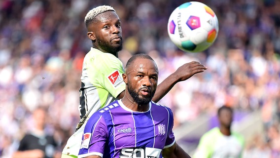 Oumar Diakhite (v.) vom VfL Osnabrück im Duell mit Richmond Tachie vom 1. FC Kaiserslautern © IMAGO / osnapix 