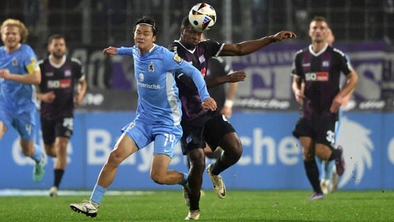 Zweikampf zwischen Münchens Soichiro Kozuki (l.) und Osnabrücks Bryang Kayo. © IMAGO / Oryk HAIST 